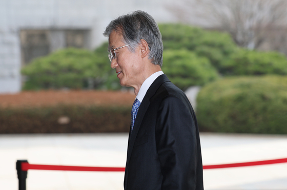 출근하는 조희대, '옅은 미소'