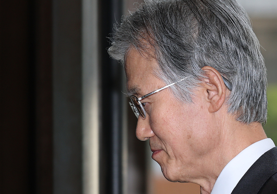 '묵묵부답' 출근하는 조희대 대법원장