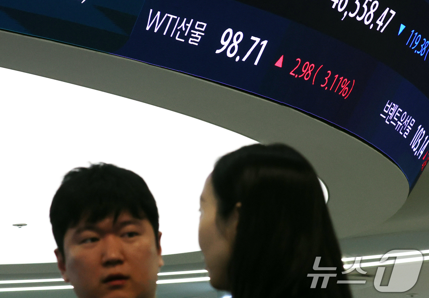 (서울=뉴스1) 김명섭 기자 = 16일 오전 서울 중구 하나은행 딜링룸 전광판에 WTI선물이 98.71달러를 보이고 있다. 2026.3.16/뉴스1