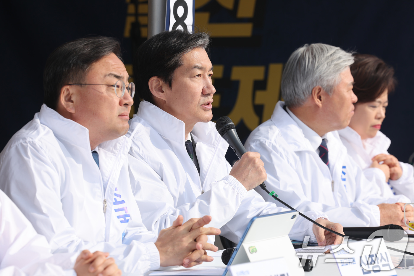 (서울=뉴스1) 신웅수 기자 = 조국 조국혁신당 대표가 16일 서울 여의도 국회 본관 앞 농성장에서 열린 최고위원회의에서 발언하고 있다. 2026.3.16/뉴스1