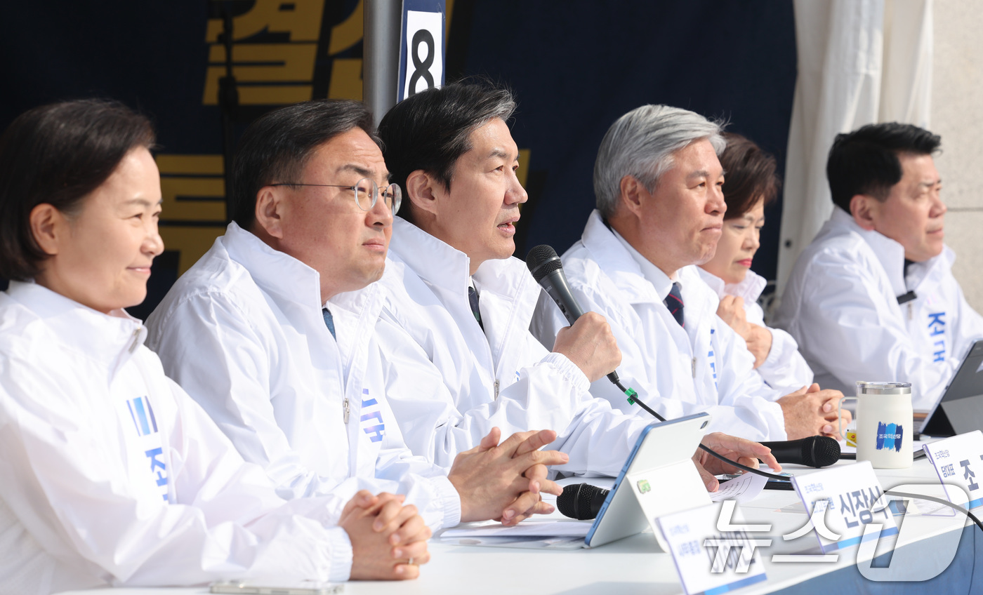 (서울=뉴스1) 신웅수 기자 = 조국 조국혁신당 대표가 16일 서울 여의도 국회 본관 앞 농성장에서 열린 최고위원회의에서 발언하고 있다. 2026.3.16/뉴스1