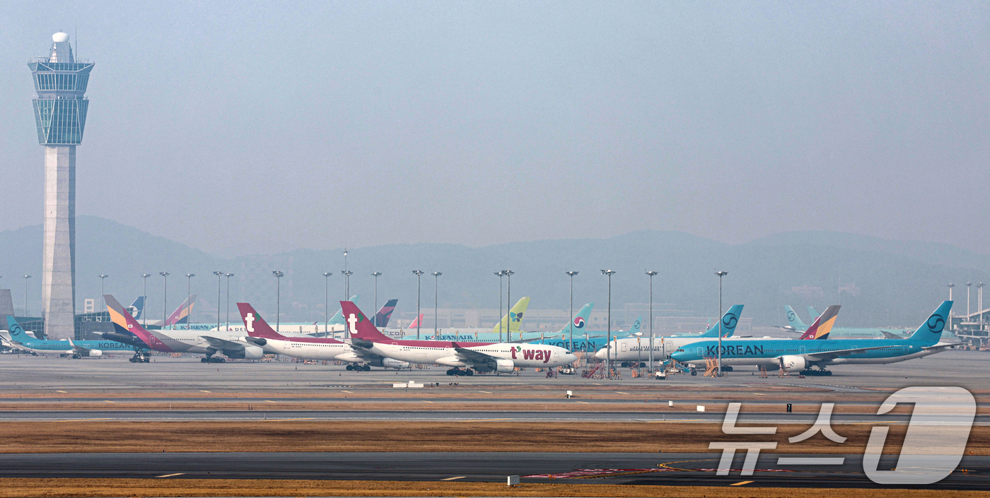 (인천공항=뉴스1) 이호윤 기자 = 16일 인천국제공항 계류장에서 항공기들이 대기하고 있다. 항공업계에 따르면 이날 국내 항공사들이 4월 유류할증료를 확정 고시한다. 장기화된 중동 …