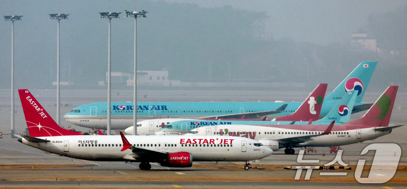 (인천공항=뉴스1) 이호윤 기자 = 16일 인천국제공항 계류장에서 항공기들이 대기하고 있다. 항공업계에 따르면 이날 국내 항공사들이 4월 유류할증료를 확정 고시한다. 장기화된 중동 …