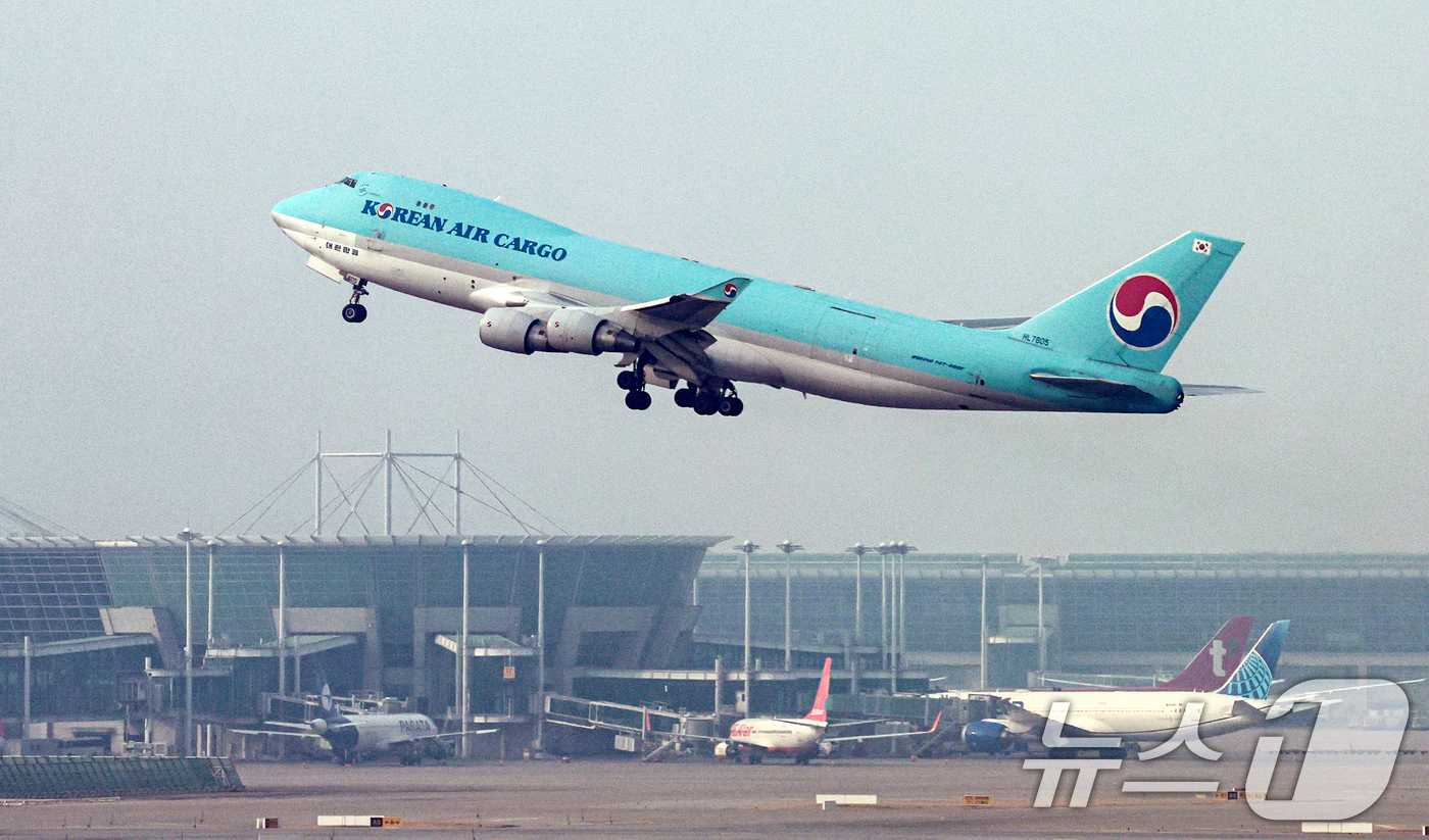 (인천공항=뉴스1) 이호윤 기자 = 16일 인천국제공항 계류장에서 항공기가 이륙하고 있다. 항공업계에 따르면 이날 국내 항공사들이 4월 유류할증료를 확정 고시한다. 장기화된 중동 …