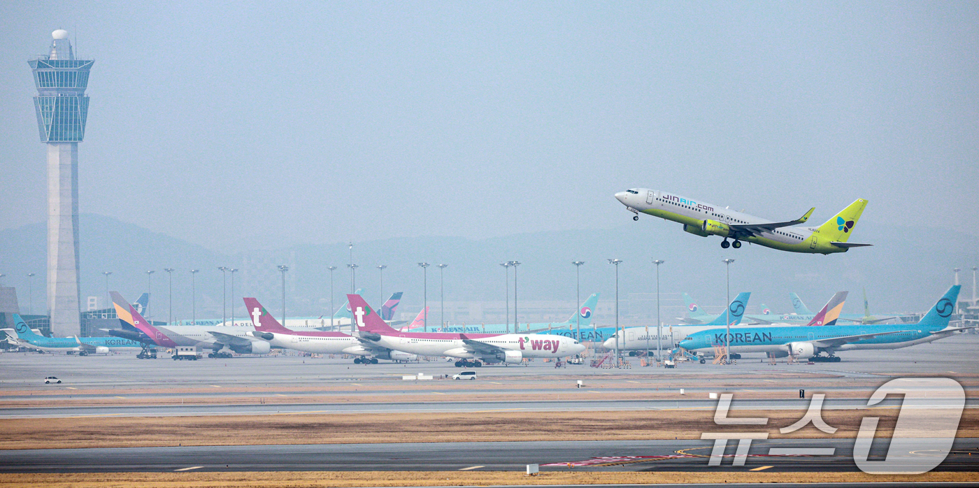 (인천공항=뉴스1) 이호윤 기자 = 16일 인천국제공항 계류장에서 항공기가 이륙하고 있다. 항공업계에 따르면 이날 국내 항공사들이 4월 유류할증료를 확정 고시한다. 장기화된 중동 …