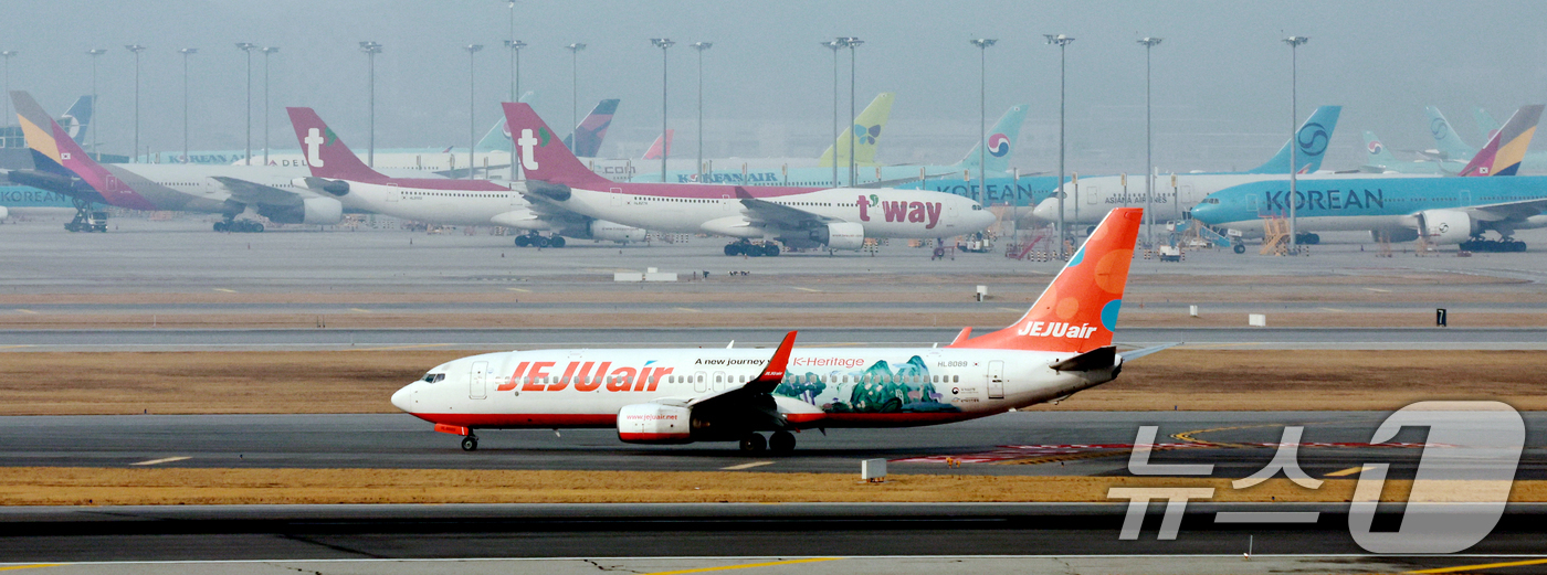 (인천공항=뉴스1) 이호윤 기자 = 16일 인천국제공항 계류장에서 항공기들이 대기하고 있다. 항공업계에 따르면 이날 국내 항공사들이 4월 유류할증료를 확정 고시한다. 장기화된 중동 …