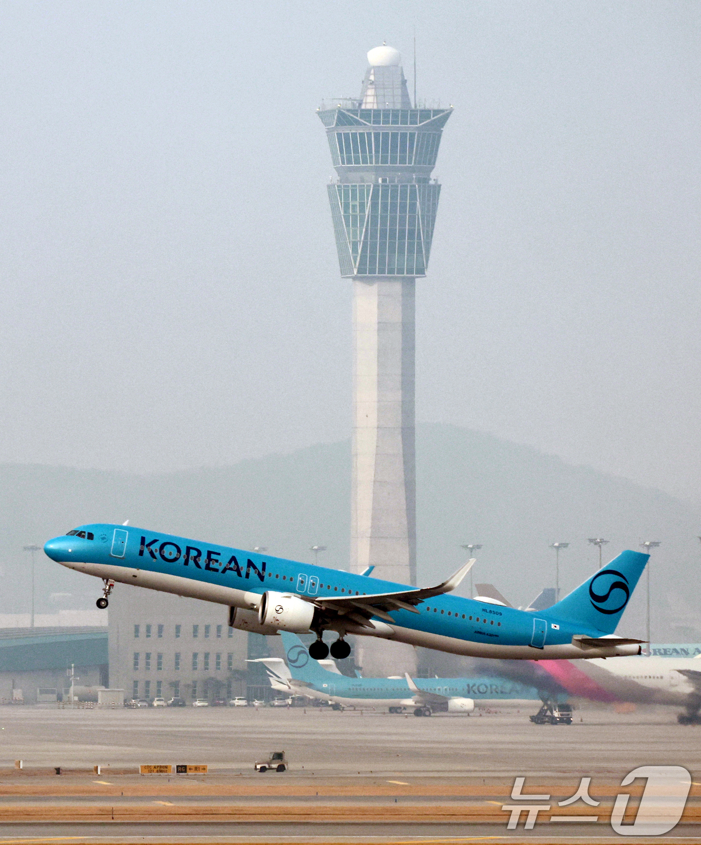 (인천공항=뉴스1) 이호윤 기자 = 16일 인천국제공항 계류장에서 항공기가 이륙하고 있다. 항공업계에 따르면 이날 국내 항공사들이 4월 유류할증료를 확정 고시한다. 장기화된 중동 …