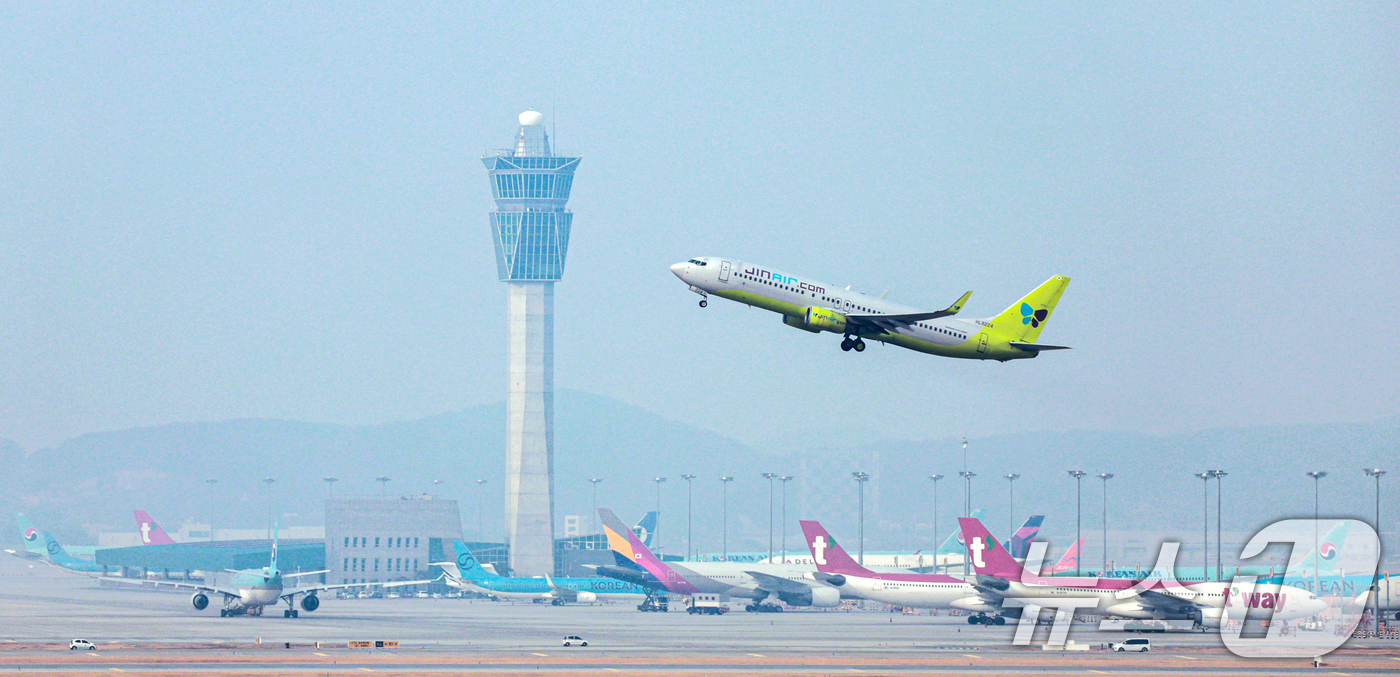 (인천공항=뉴스1) 이호윤 기자 = 16일 인천국제공항 계류장에서 항공기가 이륙하고 있다. 항공업계에 따르면 이날 국내 항공사들이 4월 유류할증료를 확정 고시한다. 장기화된 중동 …