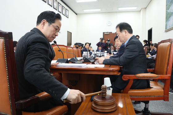 조세소위원회 주재하는 박수영