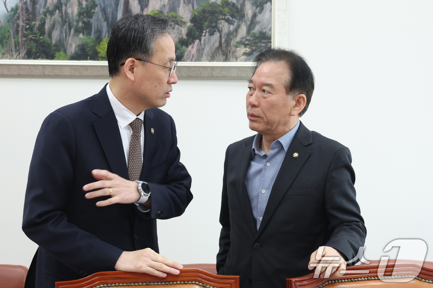 (서울=뉴스1) 신웅수 기자 = 정태호 더불어민주당 간사와 이형일 재정경제부 1차관이 16일 서울 여의도 국회에서 열린 재정경제기획위원회 조세소위원회에서 대화하고 있다. 2026. …