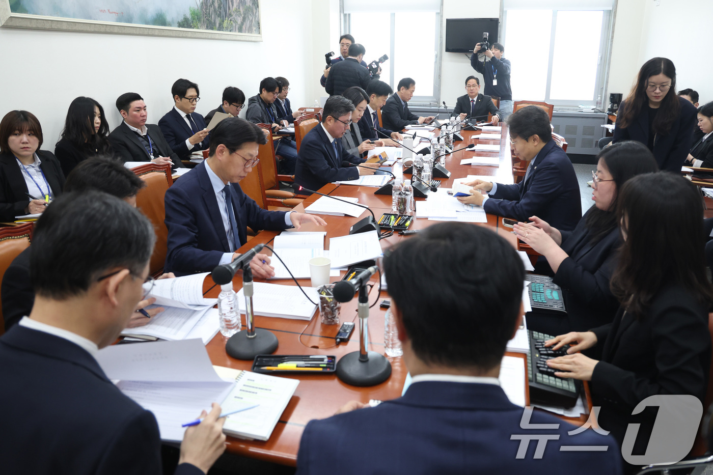 (서울=뉴스1) 신웅수 기자 = 정태호 더불어민주당 간사와 이형일 재정경제부 1차관이 16일 서울 여의도 국회에서 열린 재정경제기획위원회 조세소위원회에서 대화하고 있다. 2026. …