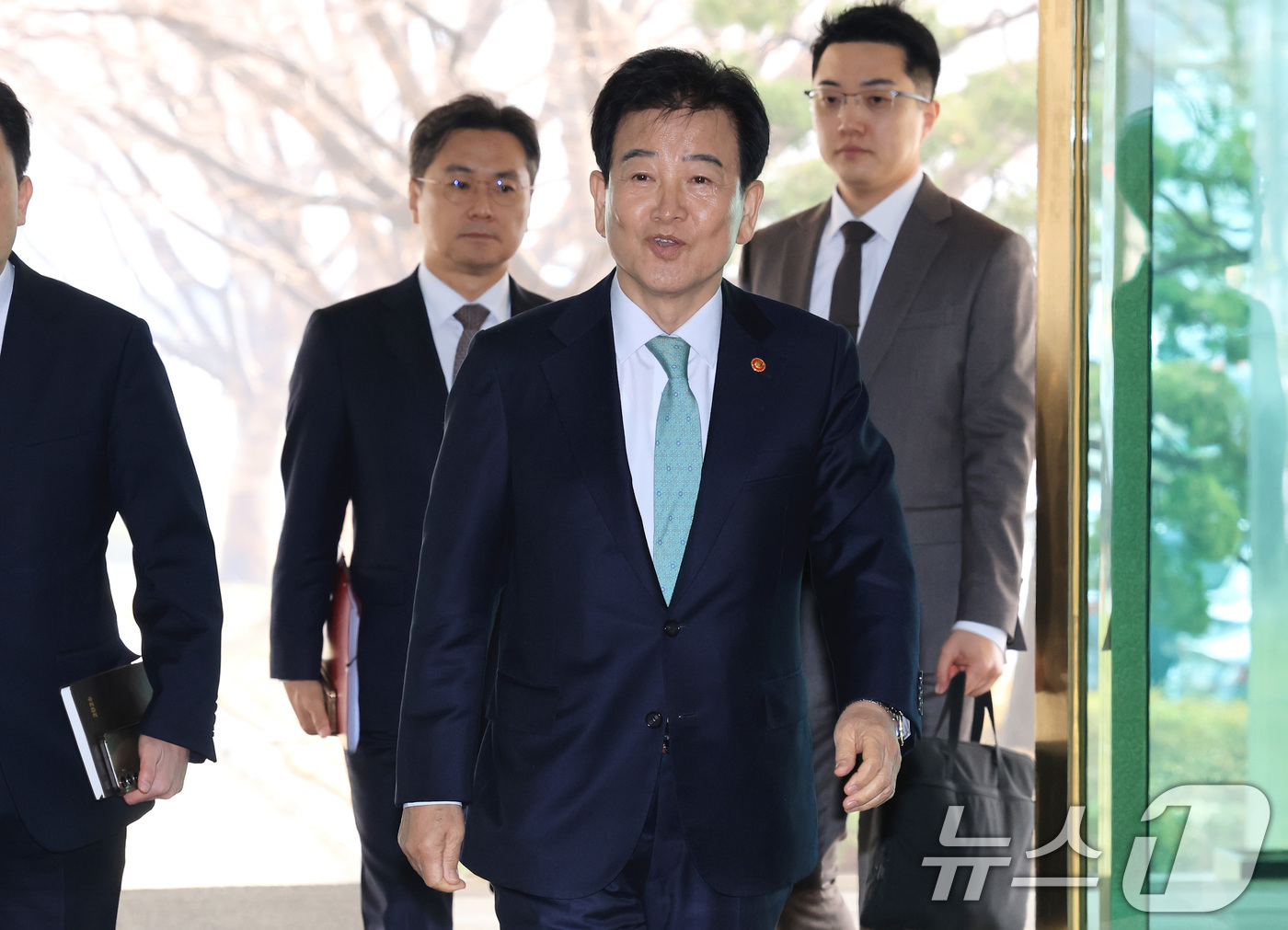 (서울=뉴스1) 임세영 기자 = 정동영 통일부 장관이 16일 서울 종로구 정부서울청사에서 도어스테핑에 나서고 있다. 2026.3.16/뉴스1