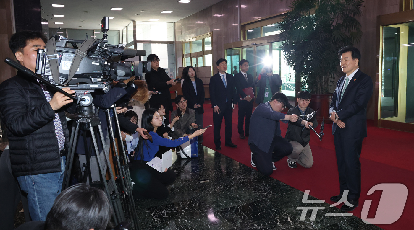 (서울=뉴스1) 임세영 기자 = 정동영 통일부 장관이 16일 서울 종로구 정부서울청사에서 도어스테핑을 갖고 트럼프 미국 대통령과 김민석 총리의 북한 관련 논의에 대한 취재진의 질문 …