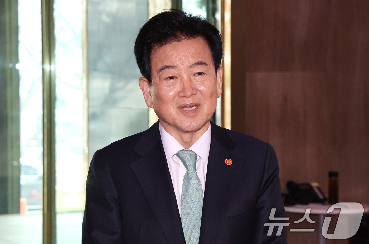 (서울=뉴스1) 임세영 기자 = 정동영 통일부 장관이 16일 서울 종로구 정부서울청사에서 도어스테핑을 갖고 트럼프 미국 대통령과 김민석 총리의 북한 관련 논의에 대한 취재진의 질문 …