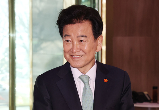 미소짓는 정동영 통일부 장관