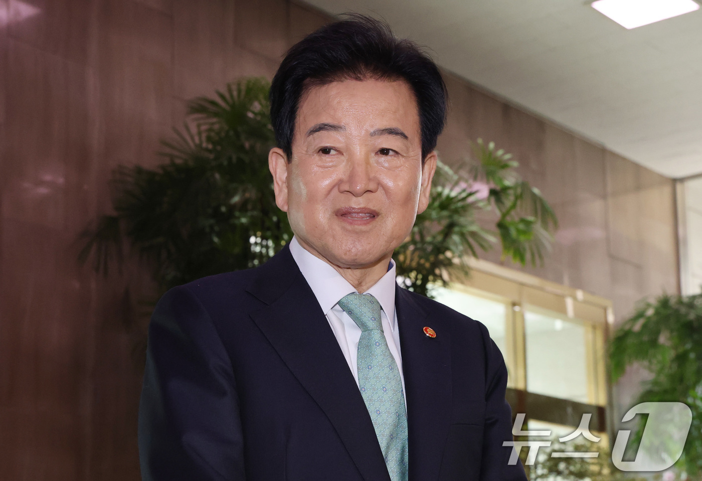 (서울=뉴스1) 임세영 기자 = 정동영 통일부 장관이 16일 서울 종로구 정부서울청사에서 도어스테핑을 갖고 트럼프 미국 대통령과 김민석 총리의 북한 관련 논의에 대한 취재진의 질문 …