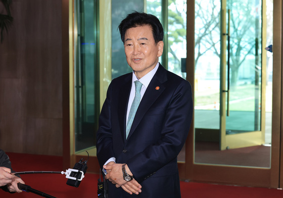 취재진 질문에 답하는 정동영 통일부 장관