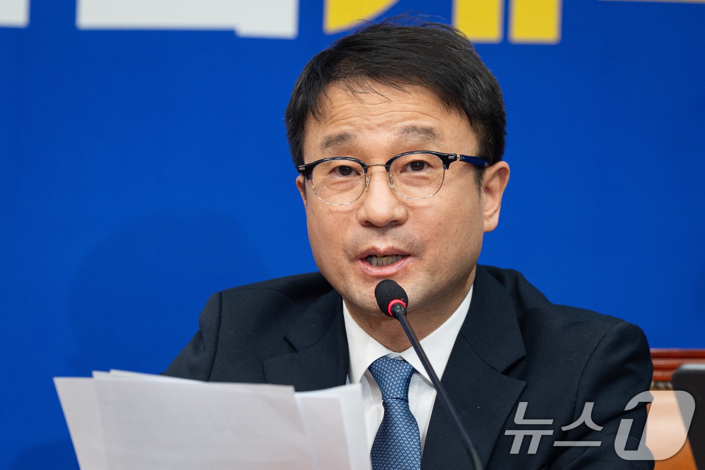 본문 이미지 - 한병도 더불어민주당 원내대표가 16일 서울 여의도 국회에서 열린 최고위원회의에서 모두 발언을 하고 있다. 2026.3.16 ⓒ 뉴스1 유승관 기자