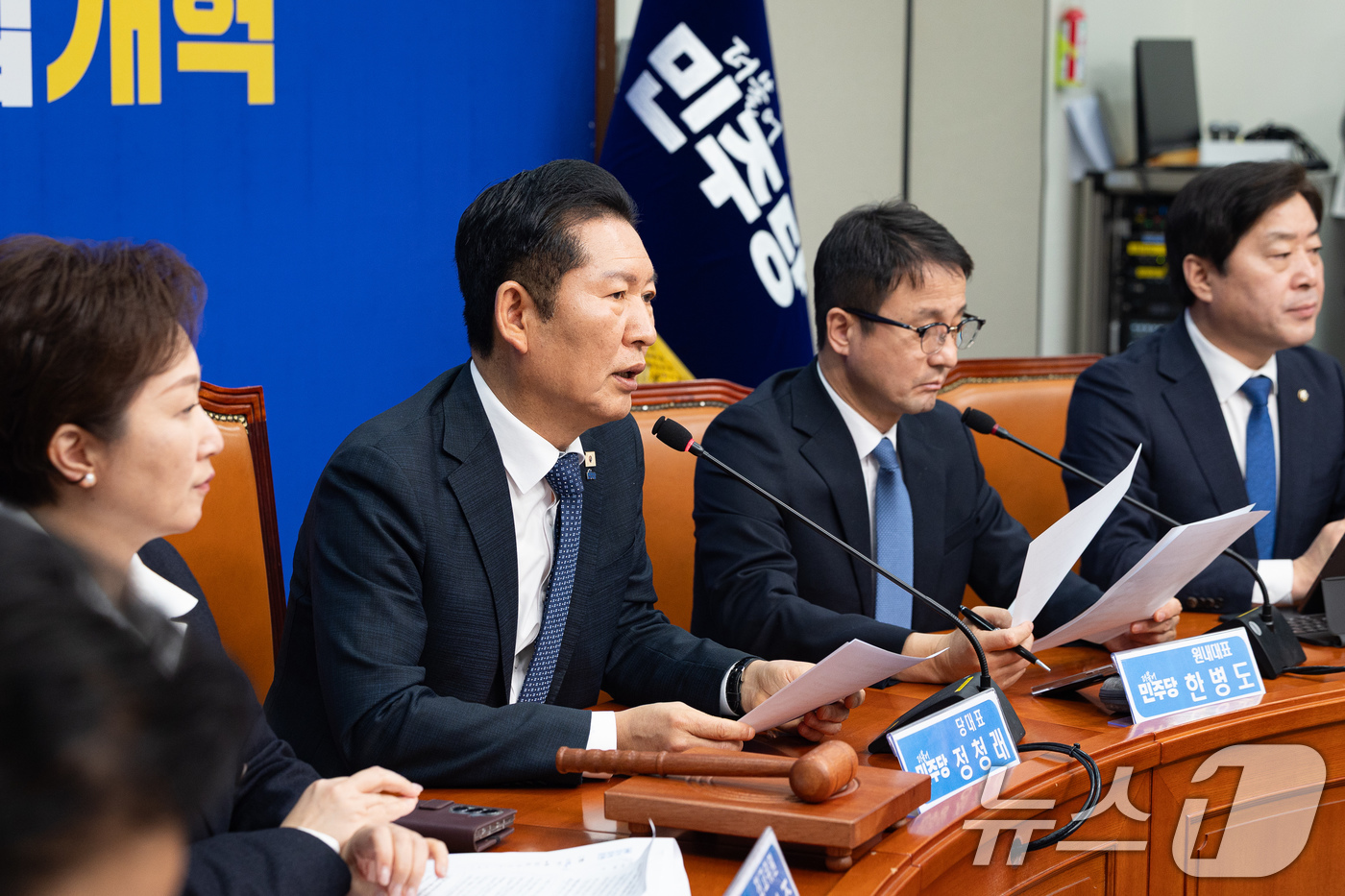 (서울=뉴스1) 유승관 기자 = 정청래 더불어민주당 대표가 16일 서울 여의도 국회에서 열린 최고위원회의에서 모두 발언을 하고 있다. 2026.3.16/뉴스1