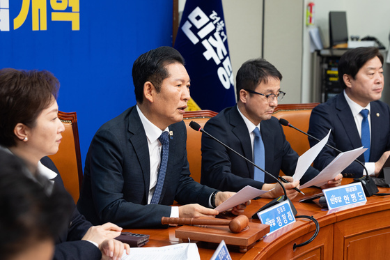 與 "李대통령 조폭 연루설 장영하, 비열 사기극 단죄 마침표"