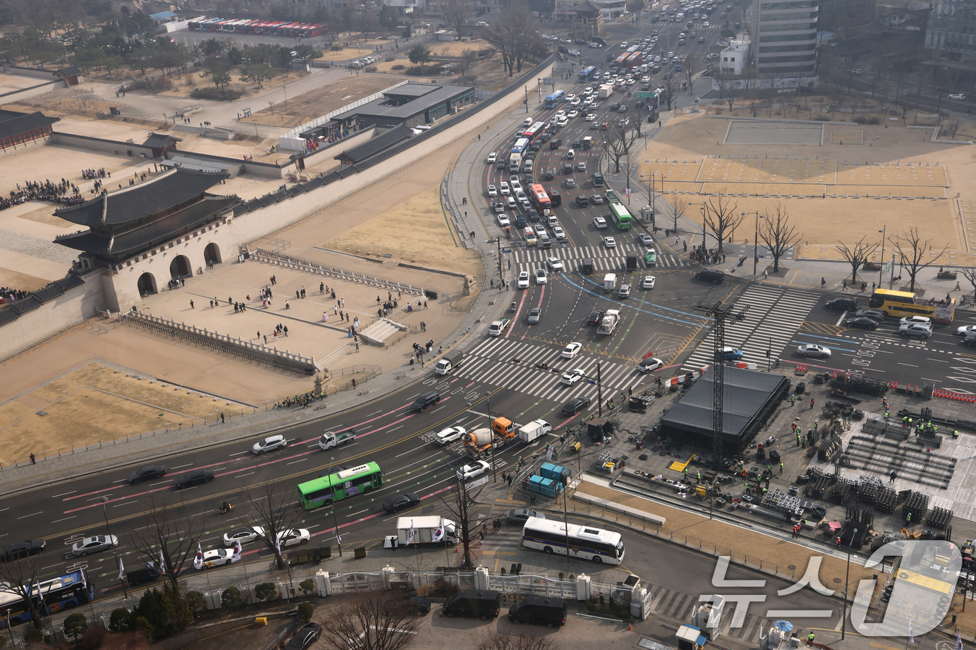 (서울=뉴스1) 임세영 기자 = 16일 서울 광화문장에서 관계자들이 방탄소년단(BTS)의 컴백 라이브 공연 무대를 설치하고 있다.약 3년 9개월 만에 컴백하는 방탄소년단(BTS)의 …