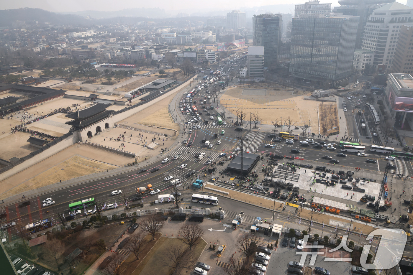 (서울=뉴스1) 임세영 기자 = 16일 서울 광화문장에서 관계자들이 방탄소년단(BTS)의 컴백 라이브 공연 무대를 설치하고 있다.약 3년 9개월 만에 컴백하는 방탄소년단(BTS)의 …