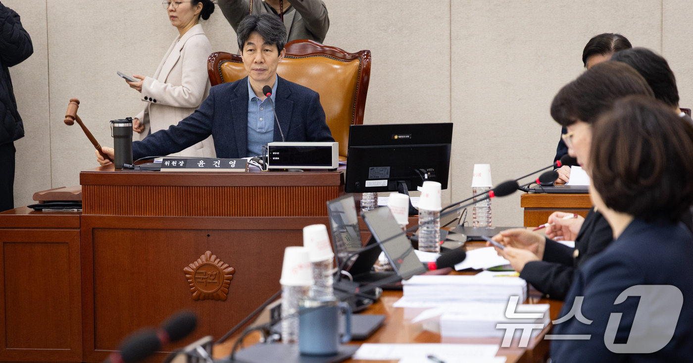 (서울=뉴스1) 유승관 기자 = 윤건영 국회 행정안전위원회 법안심사제1소위원장이 16일 서울 여의도 국회에서 열린 제433회 국회(임시회) 행정안전위원회 제2차 법안심사제1소위원회 …