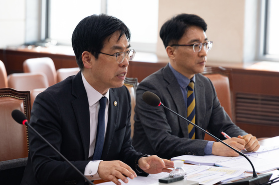 행안위 소위 출석해 인사말하는 김민재 행안부 차관