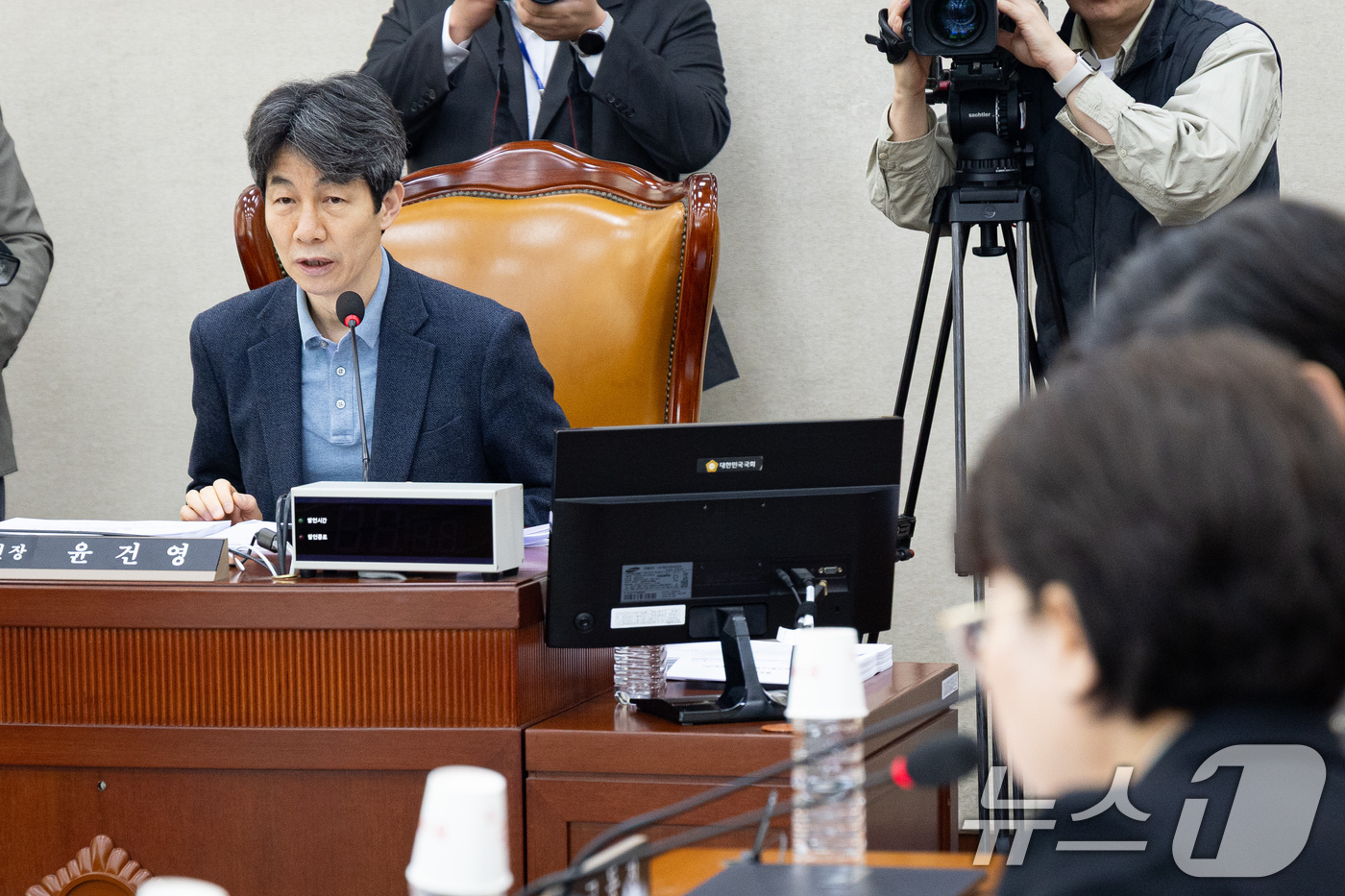 (서울=뉴스1) 유승관 기자 = 윤건영 국회 행정안전위원회 법안심사제1소위원장이 16일 서울 여의도 국회에서 열린 제433회 국회(임시회) 행정안전위원회 제2차 법안심사제1소위원회 …