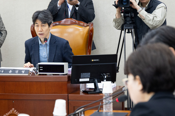 행안위 법안심사1소위 주재하는 윤건영 소위원장