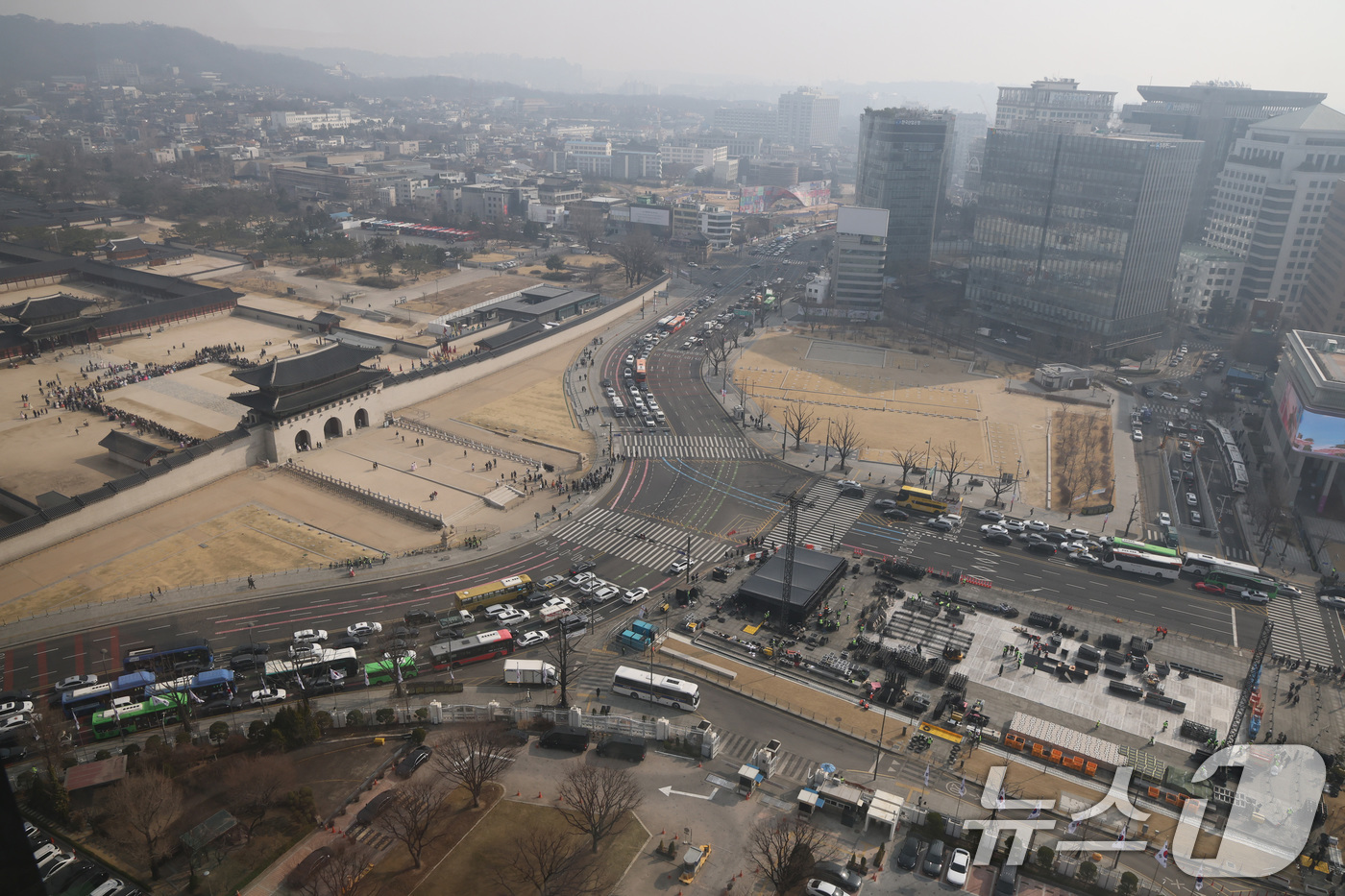 (서울=뉴스1) 임세영 기자 = 16일 서울 광화문장에서 관계자들이 방탄소년단(BTS)의 컴백 라이브 공연 무대를 설치하고 있다.약 3년 9개월 만에 컴백하는 방탄소년단(BTS)의 …