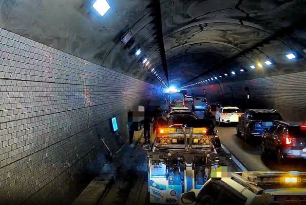 대전 구봉터널서 차량 12대 연쇄 추돌…출근길 정체 빚어(종합)