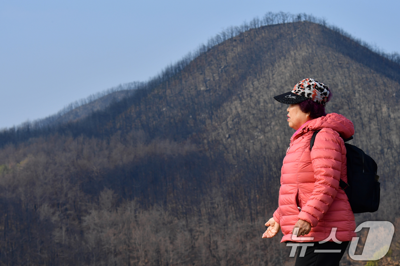 (영덕=뉴스1) 최창호 기자 = 16일 오전 지난해 3월 산불 피해지역인 경북 영덕군 영덕읍 석리 해안 마을(일명 따개비 마을)에서 주민이 버스를 타기 위해 정류장으로 걸어가고 있 …