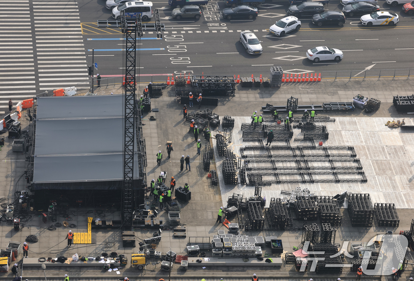 (서울=뉴스1) 임세영 기자 = 16일 서울 광화문장에서 관계자들이 방탄소년단(BTS)의 컴백 라이브 공연 무대를 설치하고 있다.약 3년 9개월 만에 컴백하는 방탄소년단(BTS)의 …