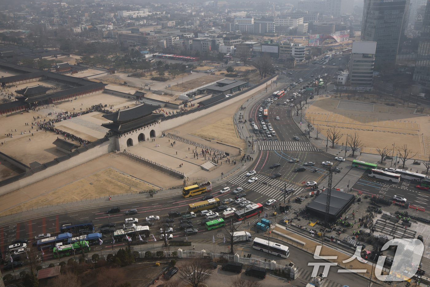 (서울=뉴스1) 임세영 기자 = 16일 서울 광화문장에서 관계자들이 방탄소년단(BTS)의 컴백 라이브 공연 무대를 설치하고 있다.약 3년 9개월 만에 컴백하는 방탄소년단(BTS)의 …