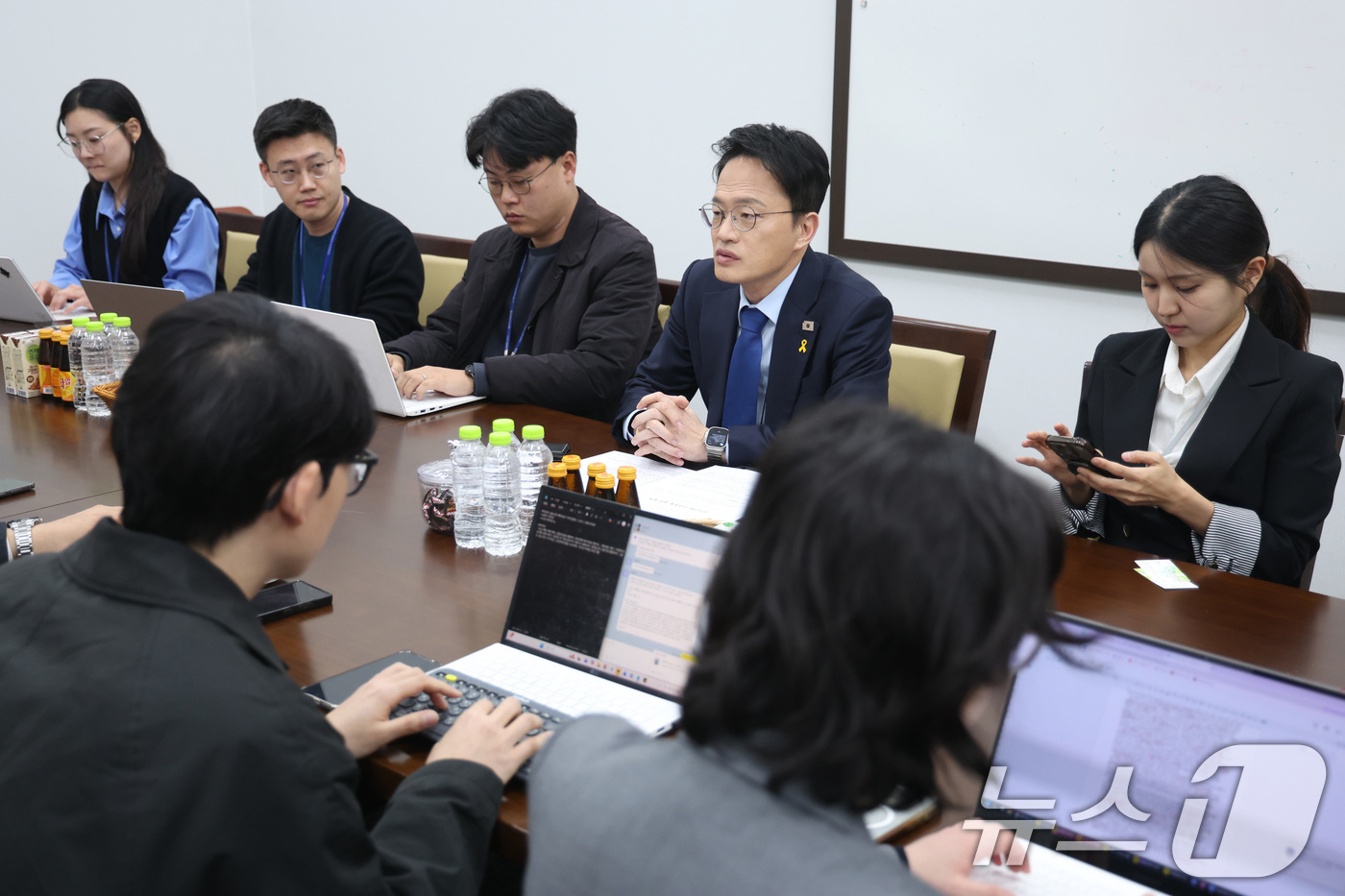 (서울=뉴스1) 신웅수 기자 = 박주민 국회 보건복지위원장이 16일 서울 여의도 국회에서 의료개혁 관련 기자간담회를 하고 있다. 2026.3.16/뉴스1