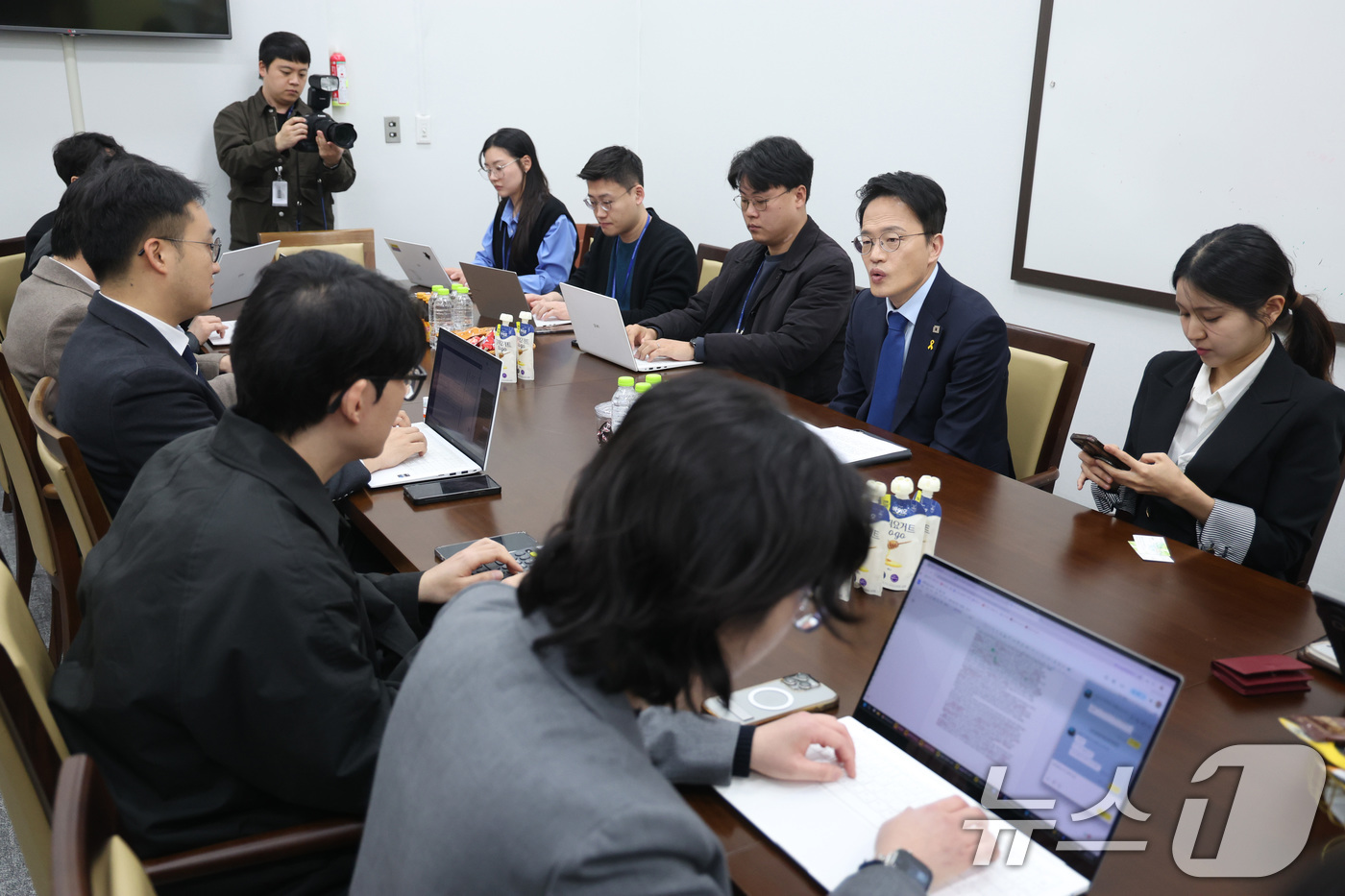 (서울=뉴스1) 신웅수 기자 = 박주민 국회 보건복지위원장이 16일 서울 여의도 국회에서 의료개혁 관련 기자간담회를 하고 있다. 2026.3.16/뉴스1