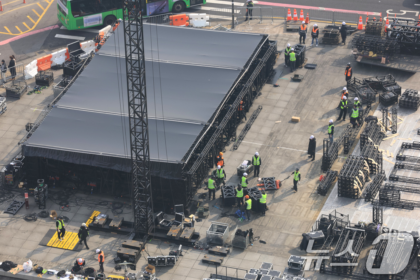 (서울=뉴스1) 임세영 기자 = 16일 서울 광화문장에서 관계자들이 방탄소년단(BTS)의 컴백 라이브 공연 무대를 설치하고 있다.약 3년 9개월 만에 컴백하는 방탄소년단(BTS)의 …