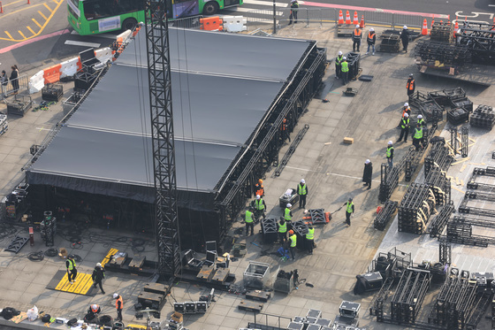 'BTS 컴백 공연 D-5' 앞두고 무대 설치 시작