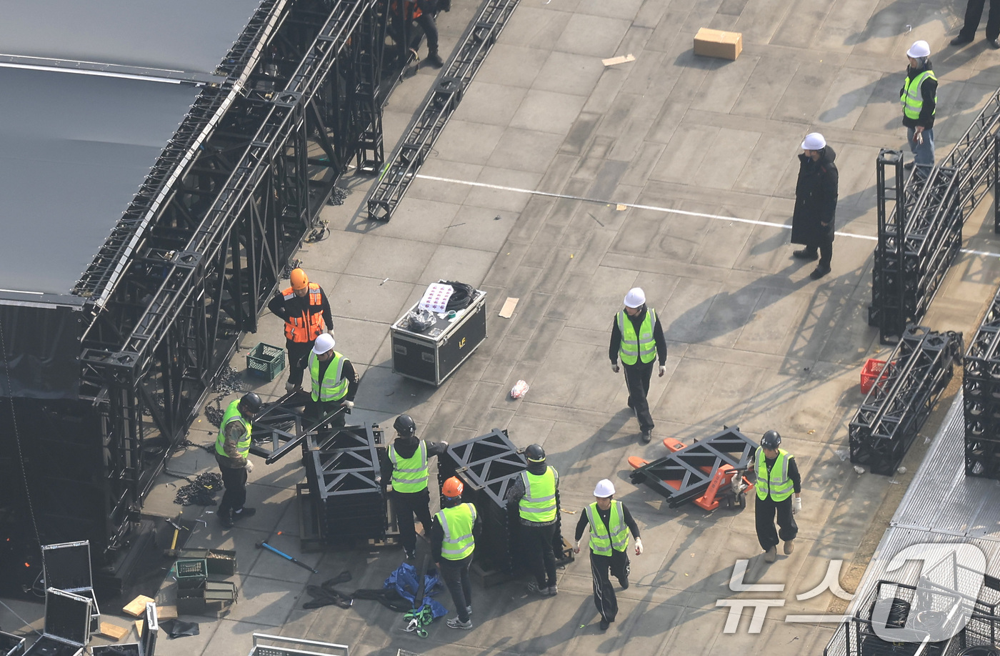 (서울=뉴스1) 임세영 기자 = 16일 서울 광화문장에서 관계자들이 방탄소년단(BTS)의 컴백 라이브 공연 무대를 설치하고 있다.약 3년 9개월 만에 컴백하는 방탄소년단(BTS)의 …