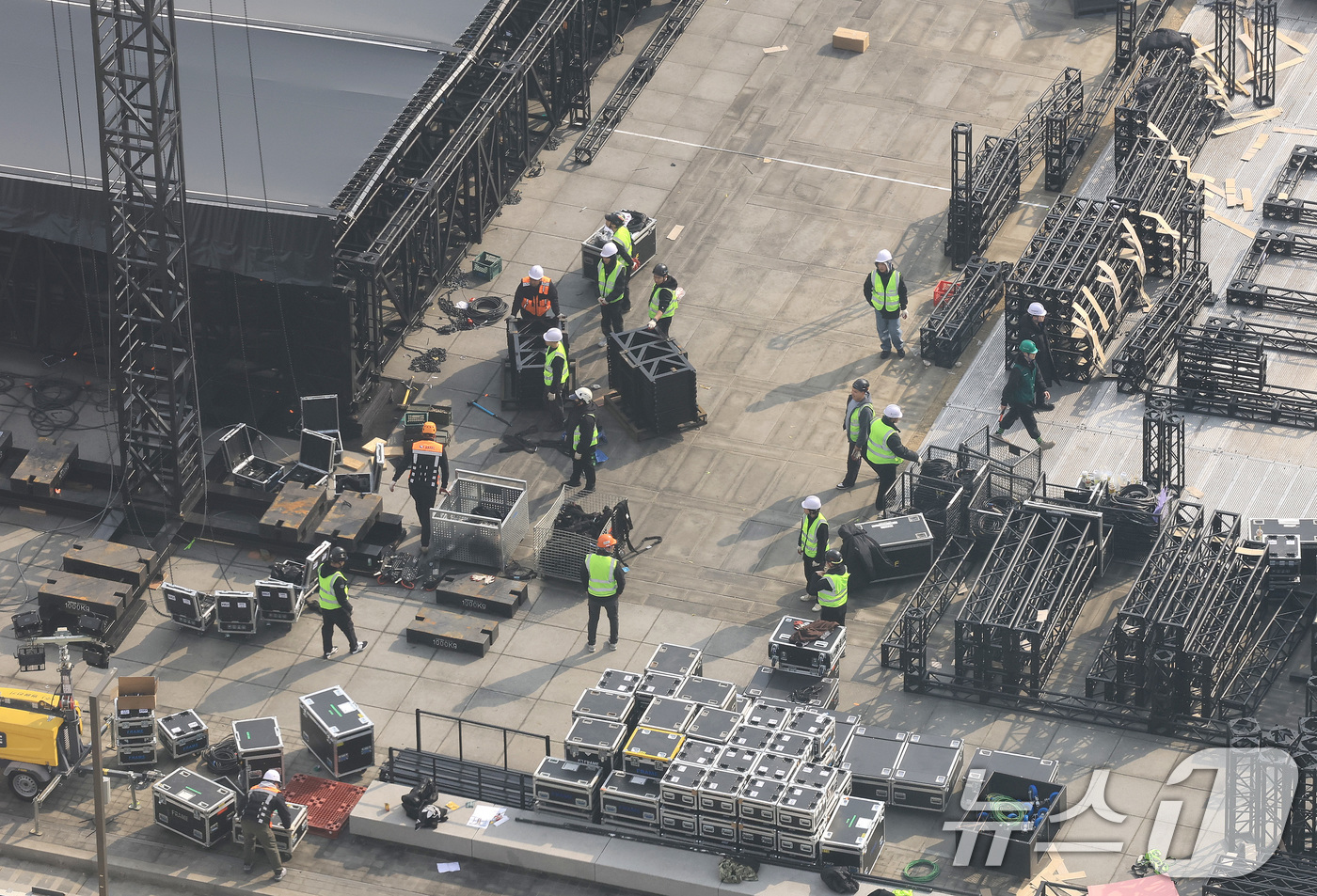 (서울=뉴스1) 임세영 기자 = 16일 서울 광화문장에서 관계자들이 방탄소년단(BTS)의 컴백 라이브 공연 무대를 설치하고 있다.약 3년 9개월 만에 컴백하는 방탄소년단(BTS)의 …