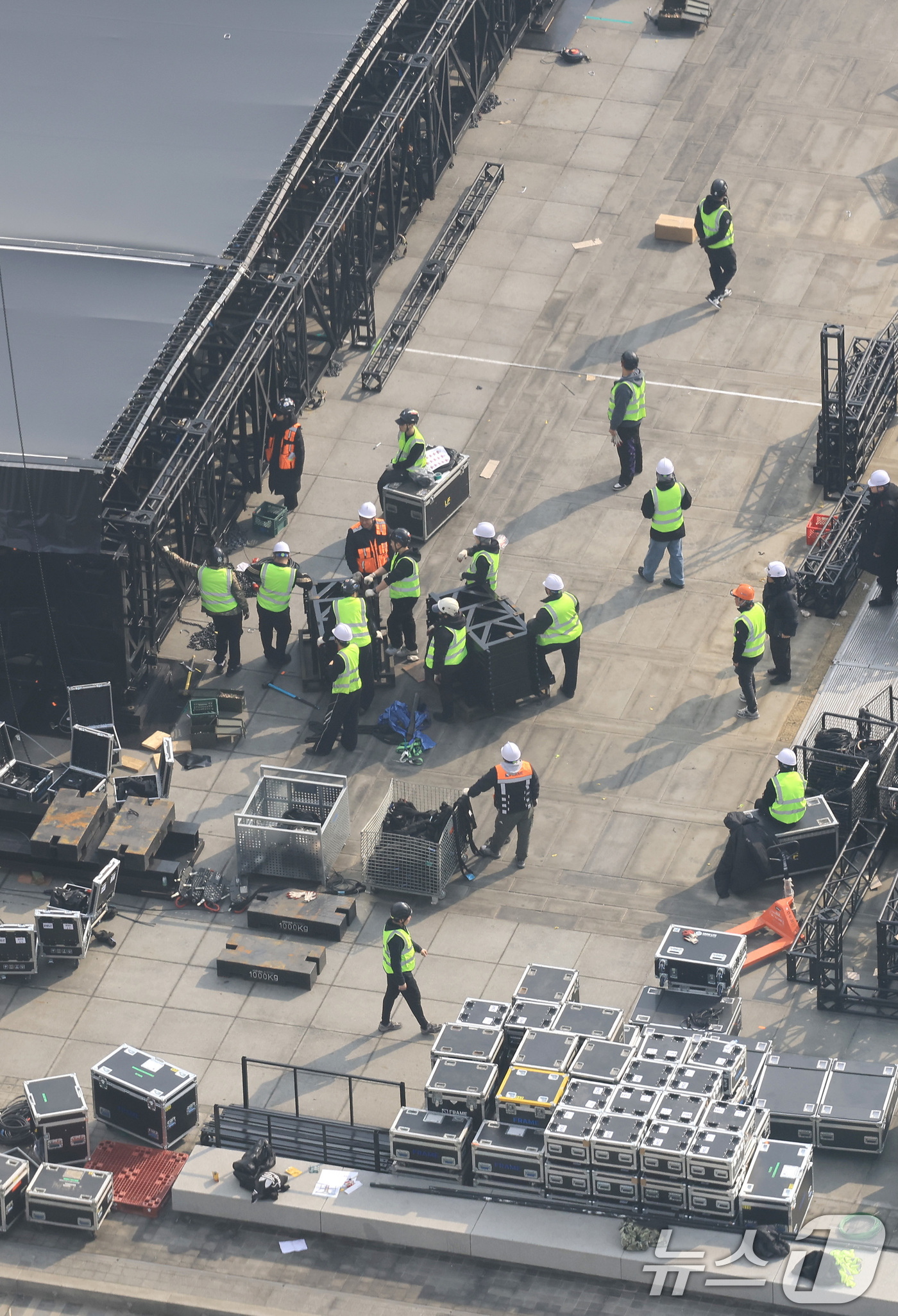 (서울=뉴스1) 임세영 기자 = 16일 서울 광화문장에서 관계자들이 방탄소년단(BTS)의 컴백 라이브 공연 무대를 설치하고 있다.약 3년 9개월 만에 컴백하는 방탄소년단(BTS)의 …