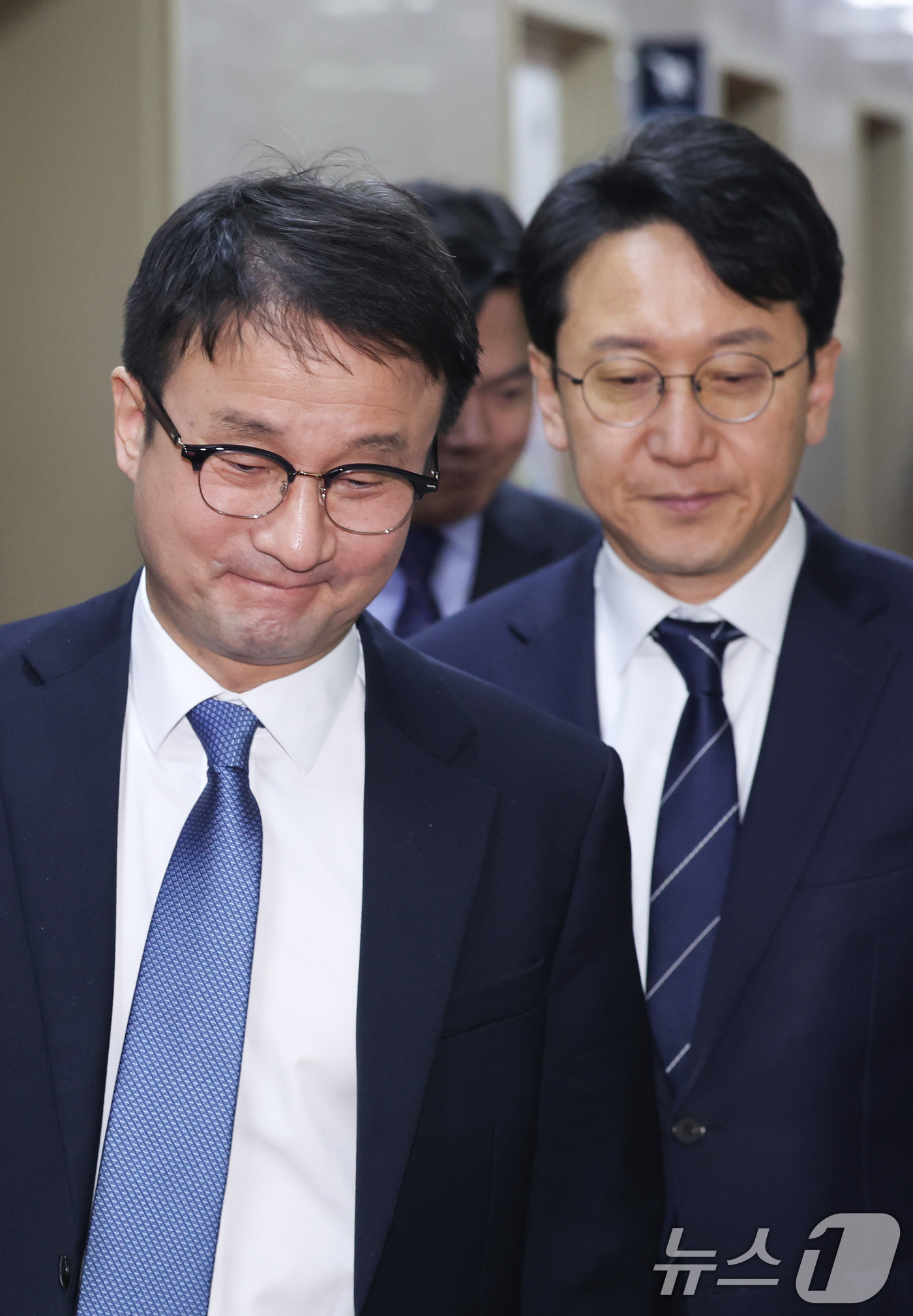 (서울=뉴스1) 신웅수 기자 = 한병도 더불어민주당 원내대표와 천준호 원내운영수석부대표가 16일 서울 여의도 국회에서 우원식 국회의장과의 국정조사 관련 논의를 위해 의장실로 향하고 …