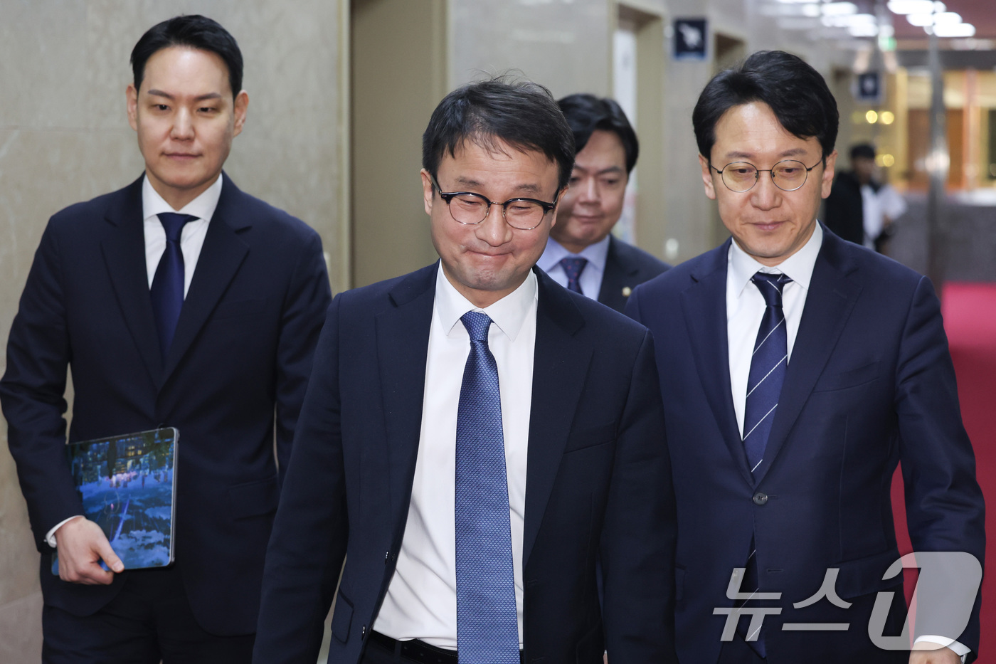 (서울=뉴스1) 신웅수 기자 = 한병도 더불어민주당 원내대표와 천준호 원내운영수석부대표 등이 16일 서울 여의도 국회에서 우원식 국회의장과의 국정조사 관련 논의를 위해 의장실로 향 …