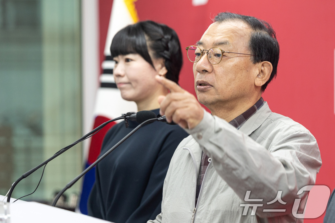 (서울=뉴스1) 이승배 기자 = 이정현 국민의힘 공천관리위원장이 16일 서울 여의도 중앙당사에서 김영환 충북도지사 컷오프(공천배제) 관련 브리핑을 하고 있다. 2026.3.16/뉴 …