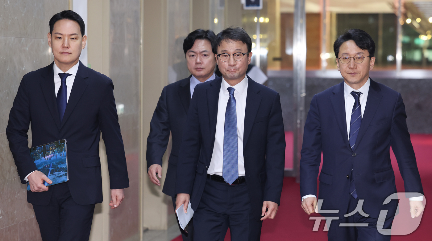 (서울=뉴스1) 신웅수 기자 = 한병도 더불어민주당 원내대표와 천준호 원내운영수석부대표 등이 16일 서울 여의도 국회에서 우원식 국회의장과의 국정조사 관련 논의를 위해 의장실로 향 …