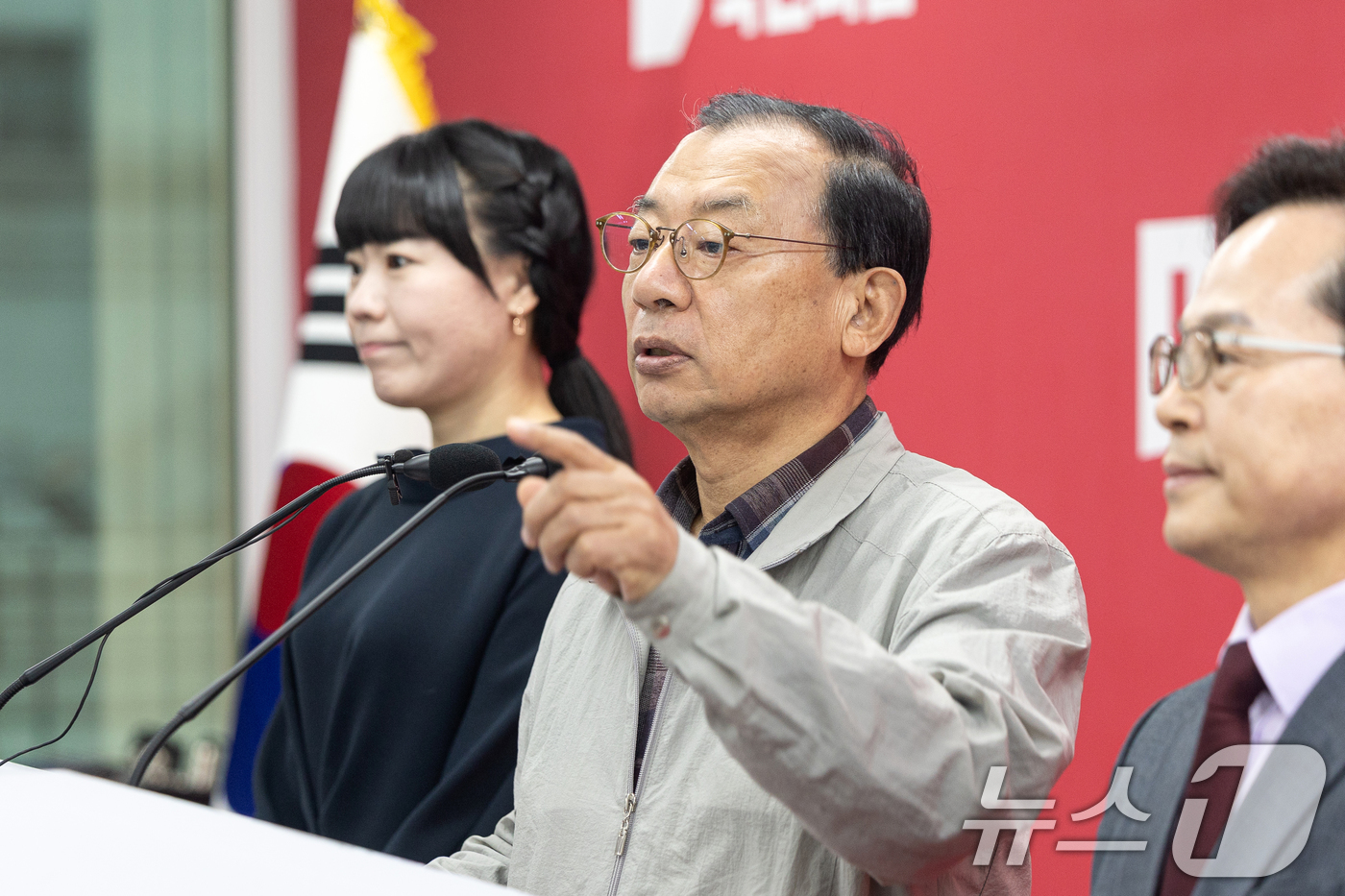 (서울=뉴스1) 이승배 기자 = 이정현 국민의힘 공천관리위원장이 16일 서울 여의도 중앙당사에서 김영환 충북도지사 컷오프(공천배제) 관련 브리핑을 하고 있다. 2026.3.16/뉴 …
