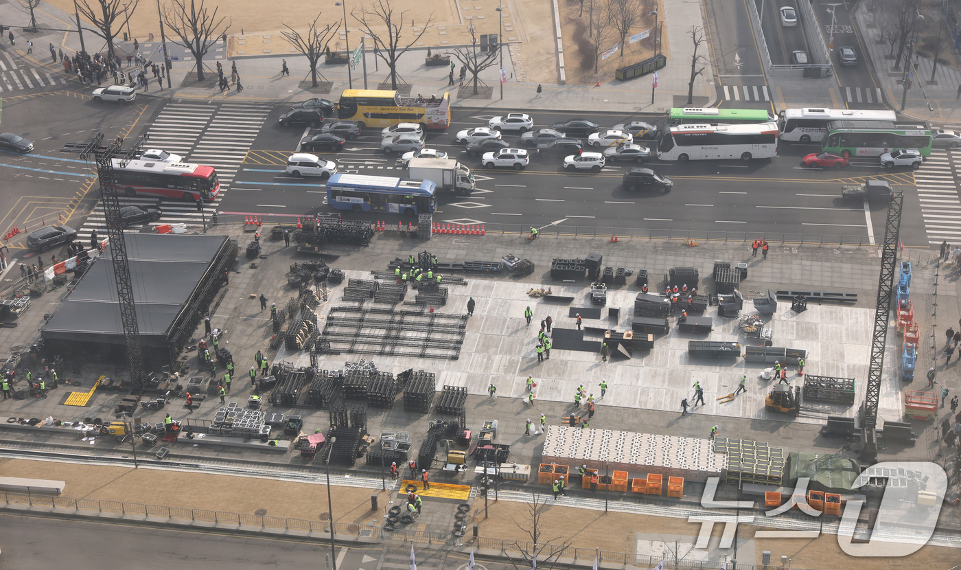 (서울=뉴스1) 임세영 기자 = 16일 서울 광화문장에서 관계자들이 방탄소년단(BTS)의 컴백 라이브 공연 무대를 설치하고 있다.약 3년 9개월 만에 컴백하는 방탄소년단(BTS)의 …