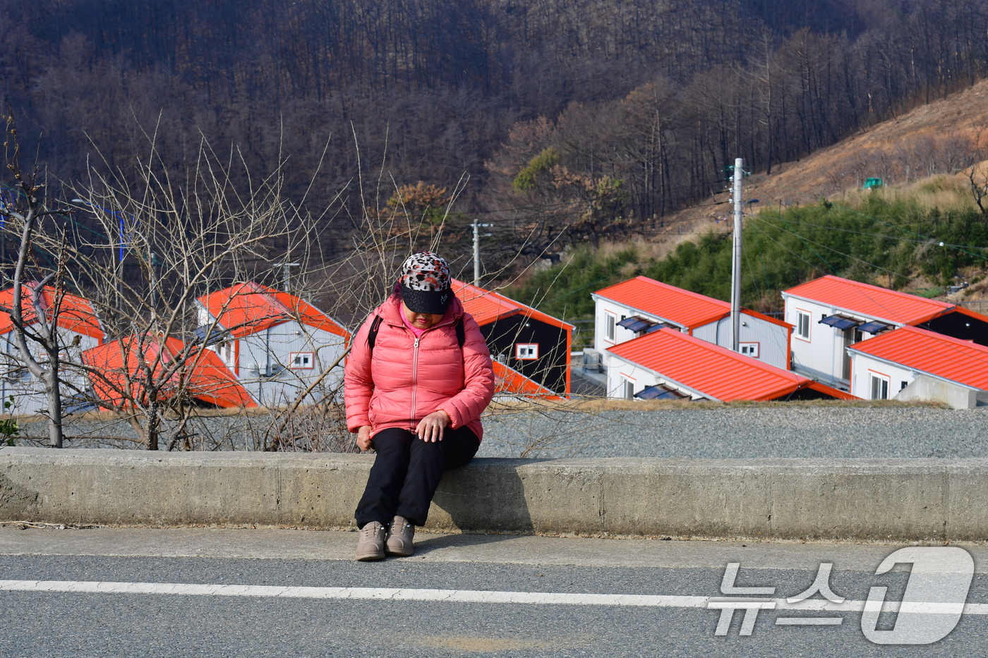 (영덕=뉴스1) 최창호 기자 = 16일 오전 지난해 3월 산불 피해지역인 경북 영덕군 영덕읍 석리 해안 마을(일명 따개비 마을)에서 주민이 버스를 타기 위해 정류장으로 걸어가고 있 …