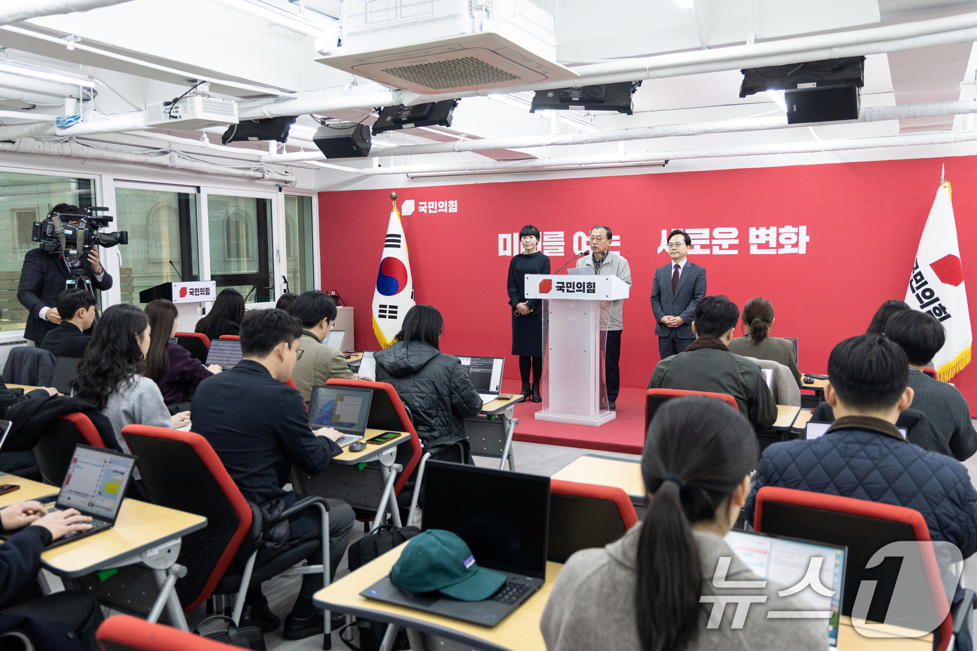 (서울=뉴스1) 이승배 기자 = 이정현 국민의힘 공천관리위원장이 16일 서울 여의도 중앙당사에서 김영환 충북도지사 컷오프(공천배제) 관련 브리핑을 하고 있다. 2026.3.16/뉴 …